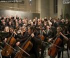 Orkestra ve koro performansı ile klasik müzik konseri